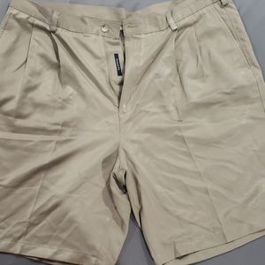 Khaki shorts pleated front